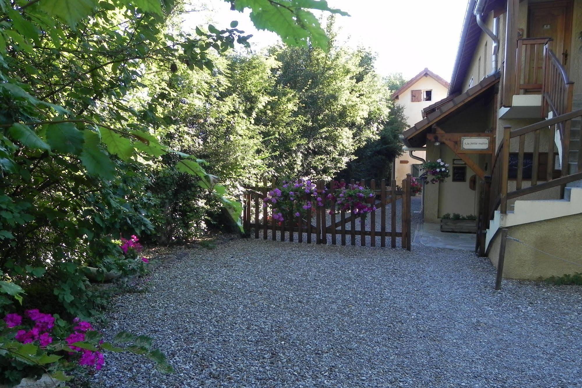 A La Petite Maison Гап Экстерьер фото
